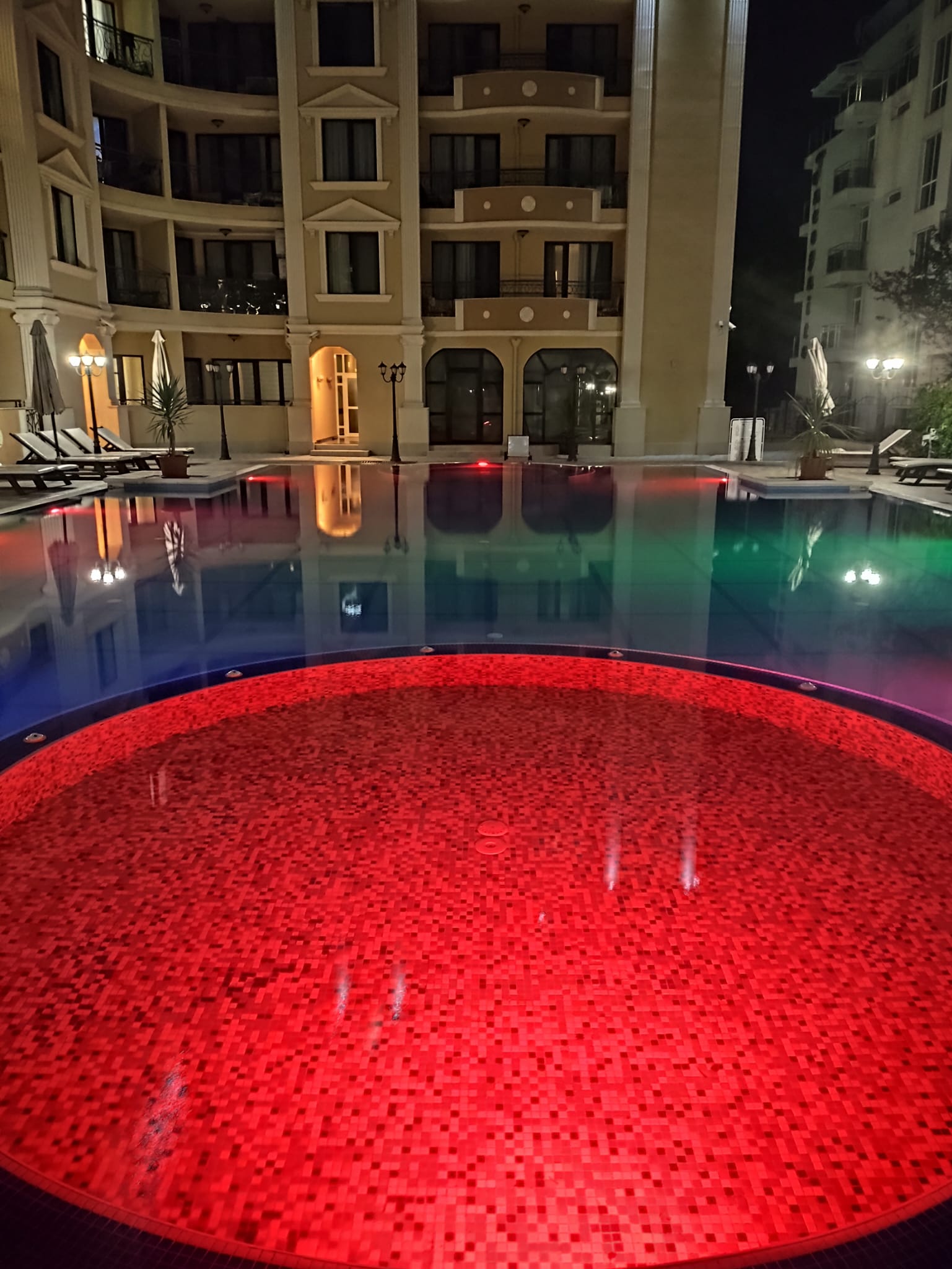 Pool bei Nacht