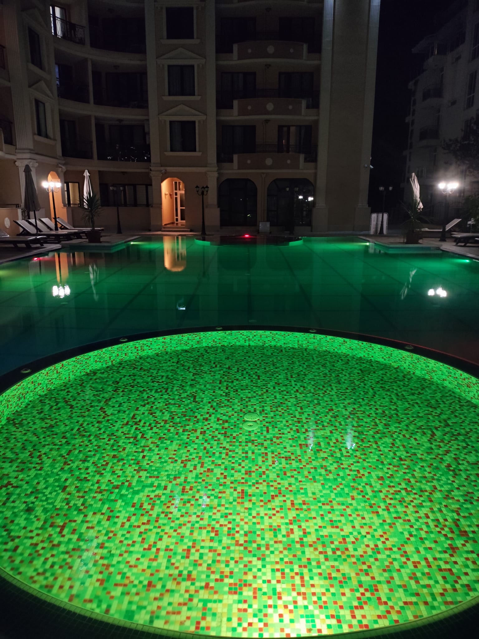 Pool bei Nacht