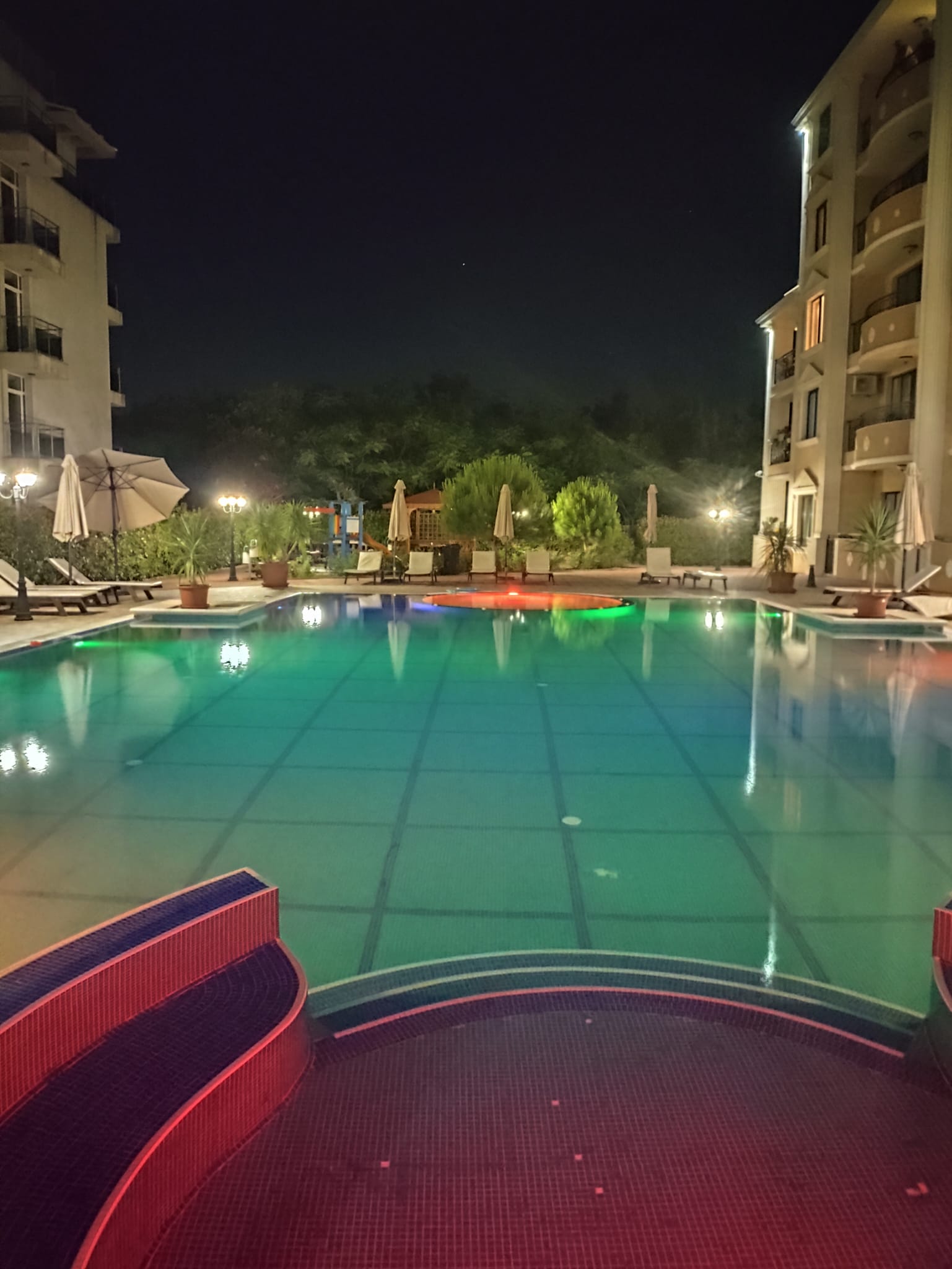 Pool bei Nacht